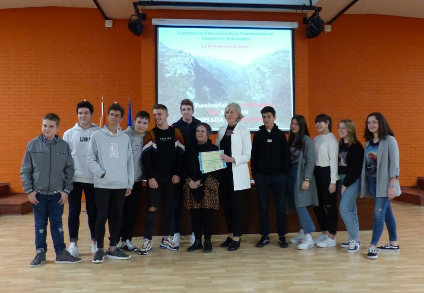 Profesora y alumnos del IES Nueve Valles junto a la Consejera de Educación, D. Marina Lombó, en el acto de entrega de diplomas.